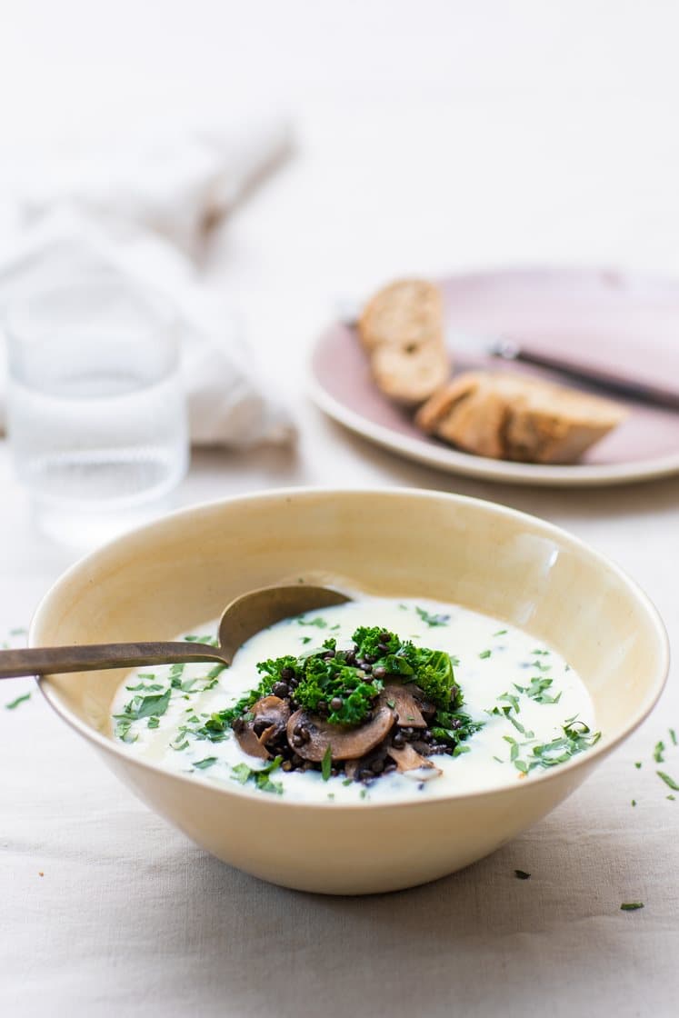Jordskokksuppe med stekt grønnkål, sjampinjong og linser