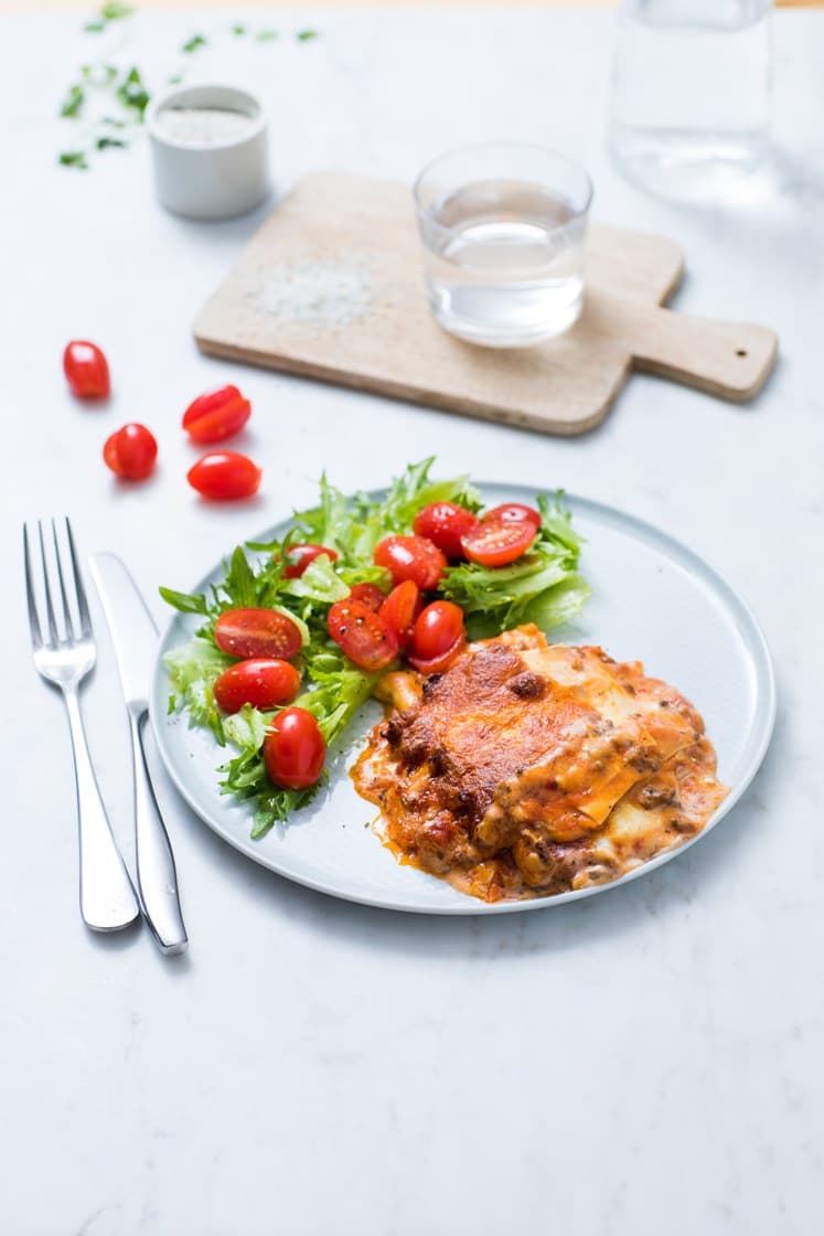 Hjemmelaget lasagne med fersk timian og ruccola- og tomatsalat